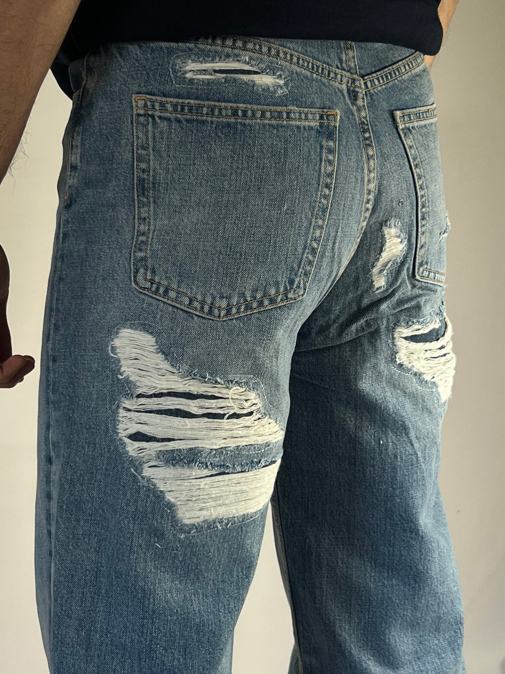 BACK TORN JEANS