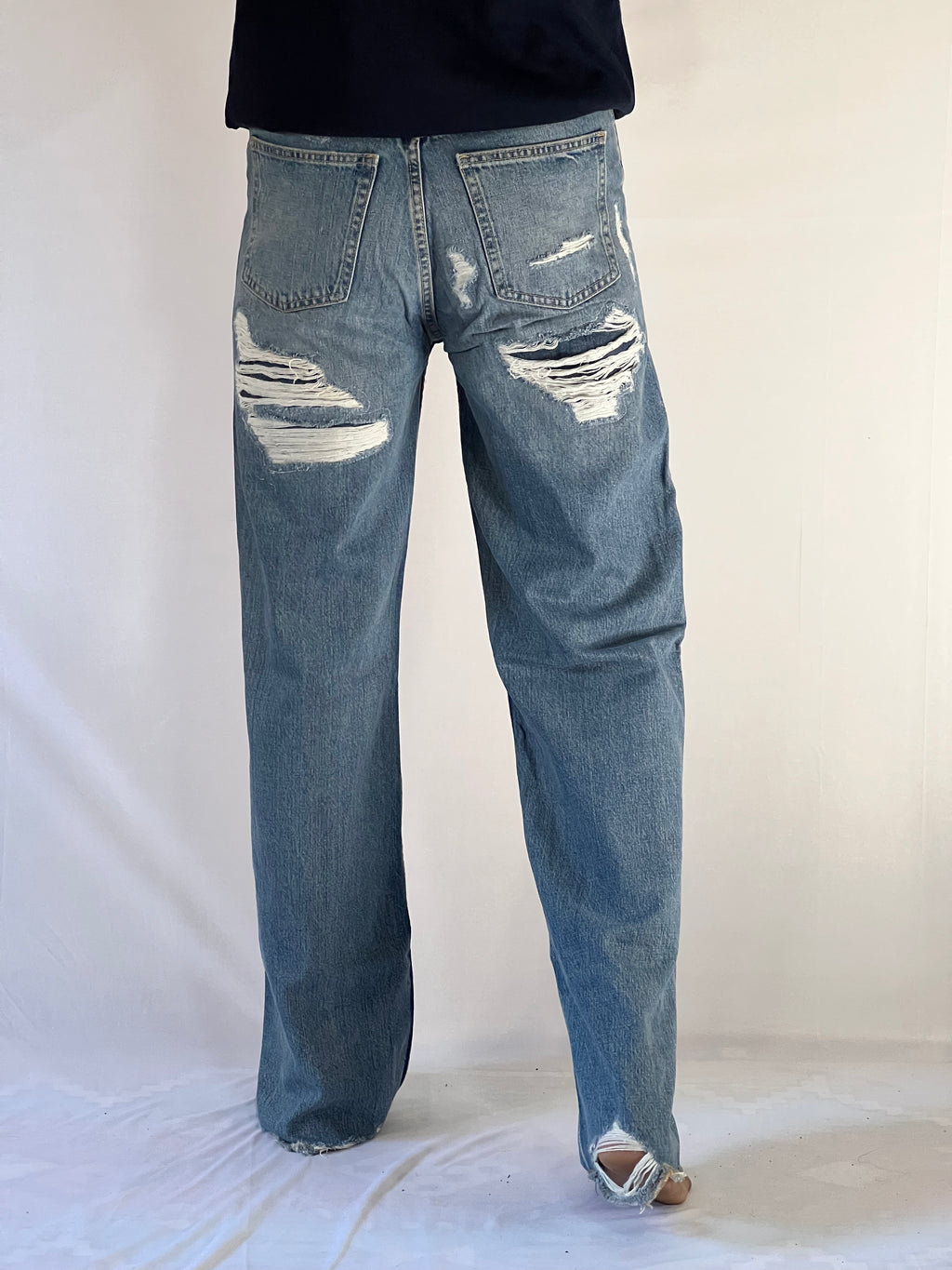 BACK TORN JEANS