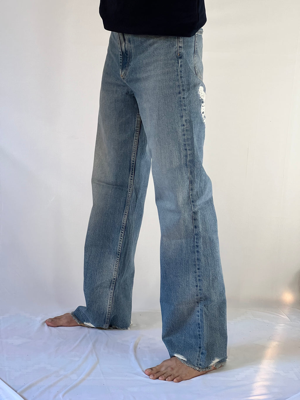 BACK TORN JEANS